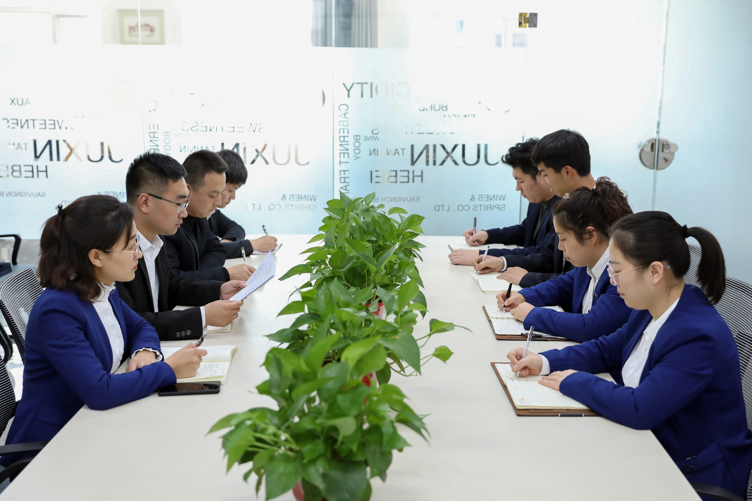 互拜师,同提高!巨鑫酒业广告传媒事业部“互拜师”学习成果检验圆满完成 互拜师,同提高!巨鑫酒业广告传媒事业部“互拜师”学习成果检验圆满完成