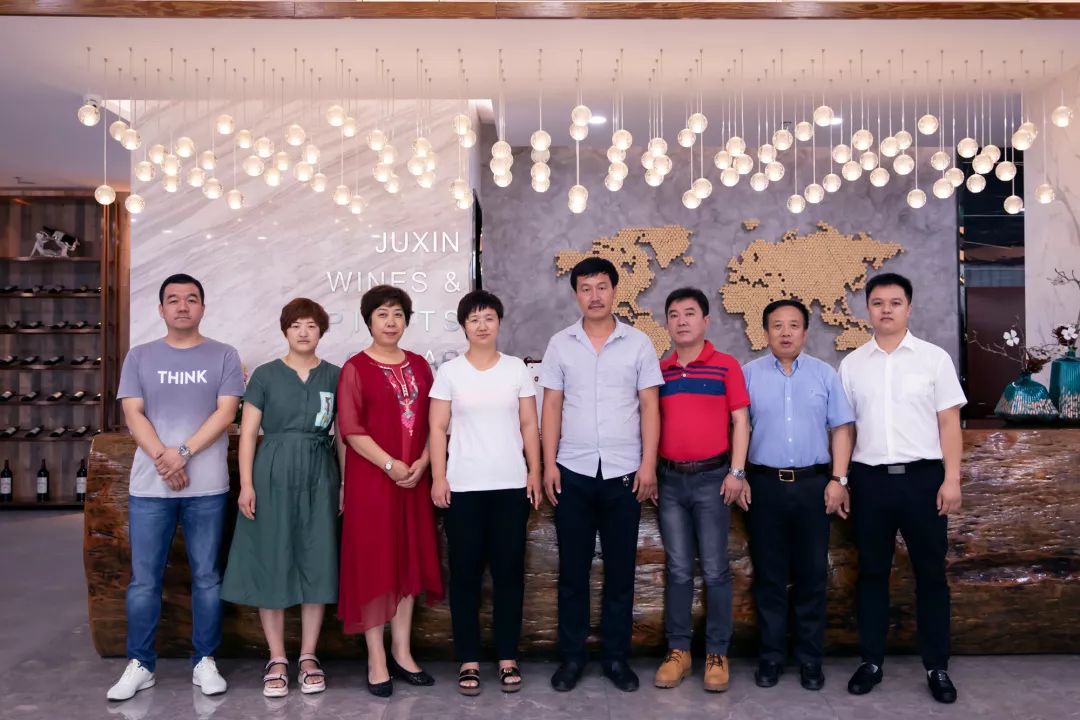 你和我的波尔多时光，共品友情岁月巨鑫酒！